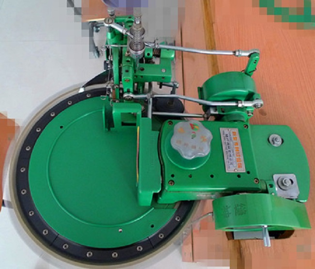 在縫制工作中有時出現(xiàn)衣料不向前走動，反而向操作者方向移動，即衣料向后退